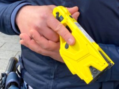 Picchia la madre e tenta di accoltellare il compagno: arrestato