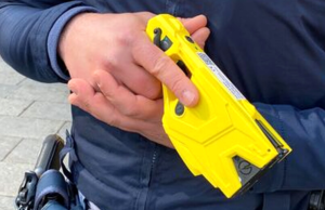 Picchia la madre e tenta di accoltellare il compagno: arrestato