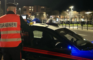 Prima aggredisce il figlio, poi torna a casa e viola l’allontanamento