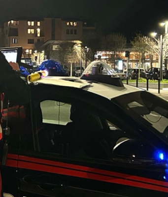 Prima aggredisce il figlio, poi torna a casa e viola l’allontanamento