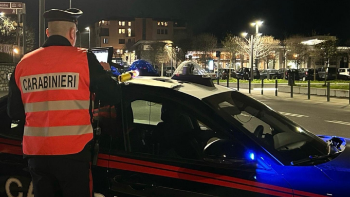 Prima aggredisce il figlio, poi torna a casa e viola l’allontanamento