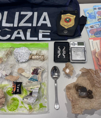 Pusher appena maggiorenne trovato con cocaina e hashish