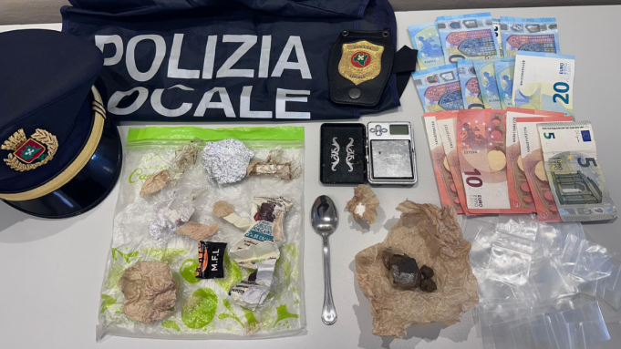 Pusher appena maggiorenne trovato con cocaina e hashish