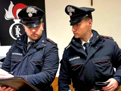 Pusher beccato in auto a preparare dosi di cocaina: arrestato