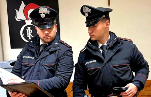 Pusher beccato in auto a preparare dosi di cocaina: arrestato