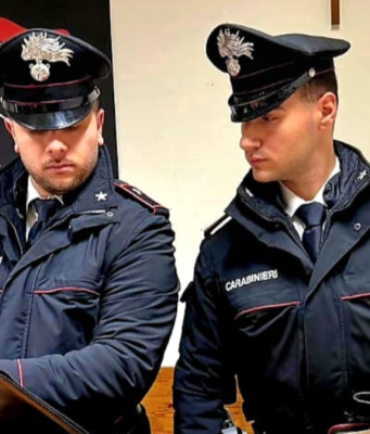 Pusher beccato in auto a preparare dosi di cocaina: arrestato