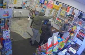 Rapina in tabaccheria: titolare colpito alla testa con una pistola