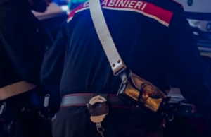 Ruba un caricabatterie e tenta la fuga: preso dopo pochi metri