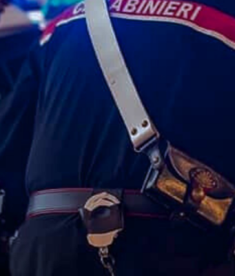 Ruba un caricabatterie e tenta la fuga: preso dopo pochi metri