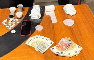 Si agita al controllo: beccato con denaro e 14 dosi di cocaina