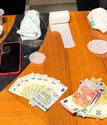 Si agita al controllo: beccato con denaro e 14 dosi di cocaina