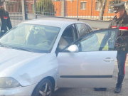 Trovato con hashish e cocaina nascosti in auto: scatta l’arresto