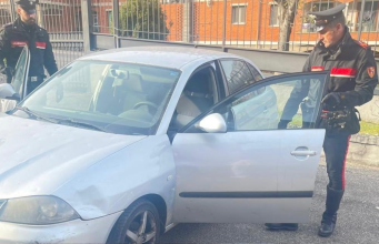 Trovato con hashish e cocaina nascosti in auto: scatta l’arresto