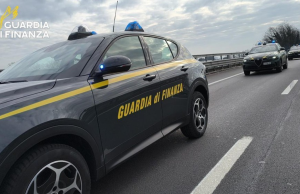 Truffe alle anziane, blitz della Finanza anche a Brescia: 10 indagati