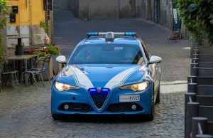 “Vi taglio la gola”: ubriaco minaccia e aggredisce i sanitari