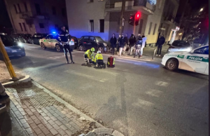 Investe una donna e fugge. Ricercato autista a bordo una Fiat 500