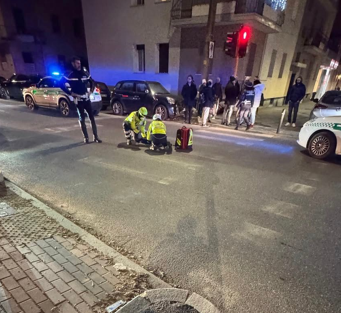 Investe una donna e fugge. Ricercato autista a bordo una Fiat 500