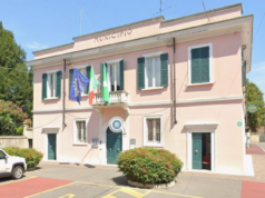 Picchia la moglie e fugge. Ricercato 29enne africano