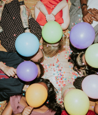 Allarme gas esilarante tra i giovani, il Comune ordina il divieto