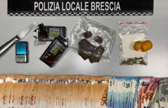 Base dello spaccio in salotto: arrestato con hashis e 7mila euro