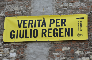Brescia non dimentica Giulio Regeni: rinnovato lo striscione in Loggia