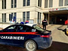 Tenta di aggredire i sanitari, bloccato dai Carabinieri con il taser