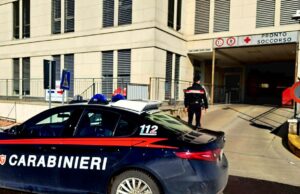 Tenta di aggredire i sanitari, bloccato dai Carabinieri con il taser