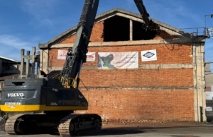 Caffaro, iniziata la bonifica con la demolizione dei capannoni