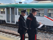 Petardo in stazione, treno fermato e panico tra gli studenti