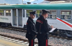 Petardo in stazione, treno fermato e panico tra gli studenti