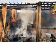 Cascina divorata dalle fiamme: nube nera visibile a chilometri