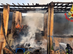 Cascina divorata dalle fiamme: nube nera visibile a chilometri