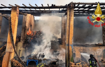 Cascina divorata dalle fiamme: nube nera visibile a chilometri