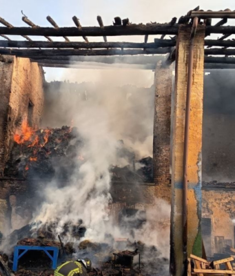 Cascina divorata dalle fiamme: nube nera visibile a chilometri