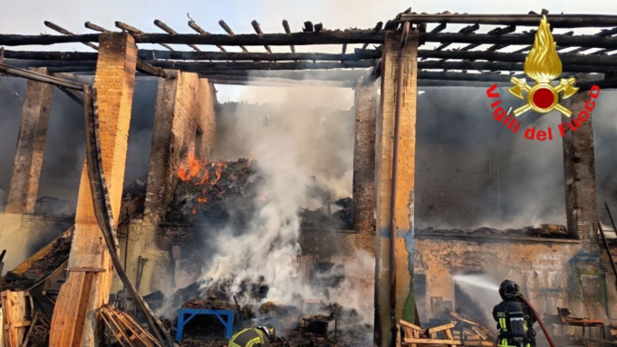 Cascina in via Valsaviore divorata dalle fiamme nube nera visibile a chilometri