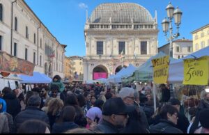 San Faustino fa il pieno, oltre 200 mila tra le bancarelle