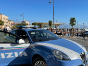 Afferra un coetaneo per il collo e lo rapina: denunciato 15enne