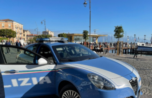 Afferra un coetaneo per il collo e lo rapina: denunciato 15enne