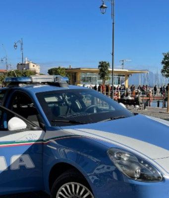 Afferra un coetaneo per il collo e lo rapina: denunciato 15enne