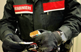 Detenzione di droga e resistenza a pubblico ufficiale: arrestato