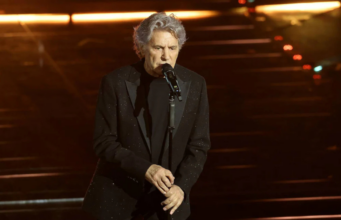 Sanremo, premio alla carriera a Fausto Leali: applausi all’Ariston