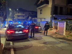 Fuga dopo il furto in casa, bloccato con coltello e armi da scasso