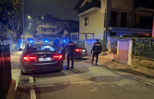 Fuga dopo il furto in casa, bloccato con coltello e armi da scasso