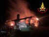 Casale in fiamme a Preseglie, a rischio la linea elettrica