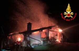 Casale in fiamme a Preseglie, a rischio la linea elettrica