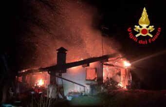 Casale in fiamme a Preseglie, a rischio la linea elettrica