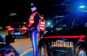Lanciano la cocaina dal finestrino. In macchina trovati anche coltelli
