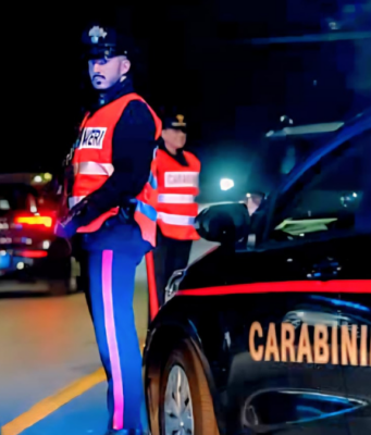 Lanciano la cocaina dal finestrino. In macchina trovati anche coltelli