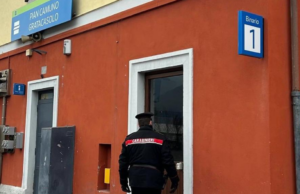Lanciano sassi in stazione, danneggiati sedili e bacheche