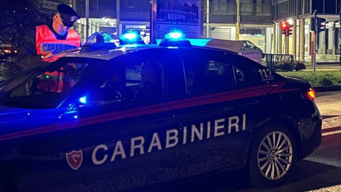 Minorenne aggredito fuori dal centro commerciale da due giovanissimi